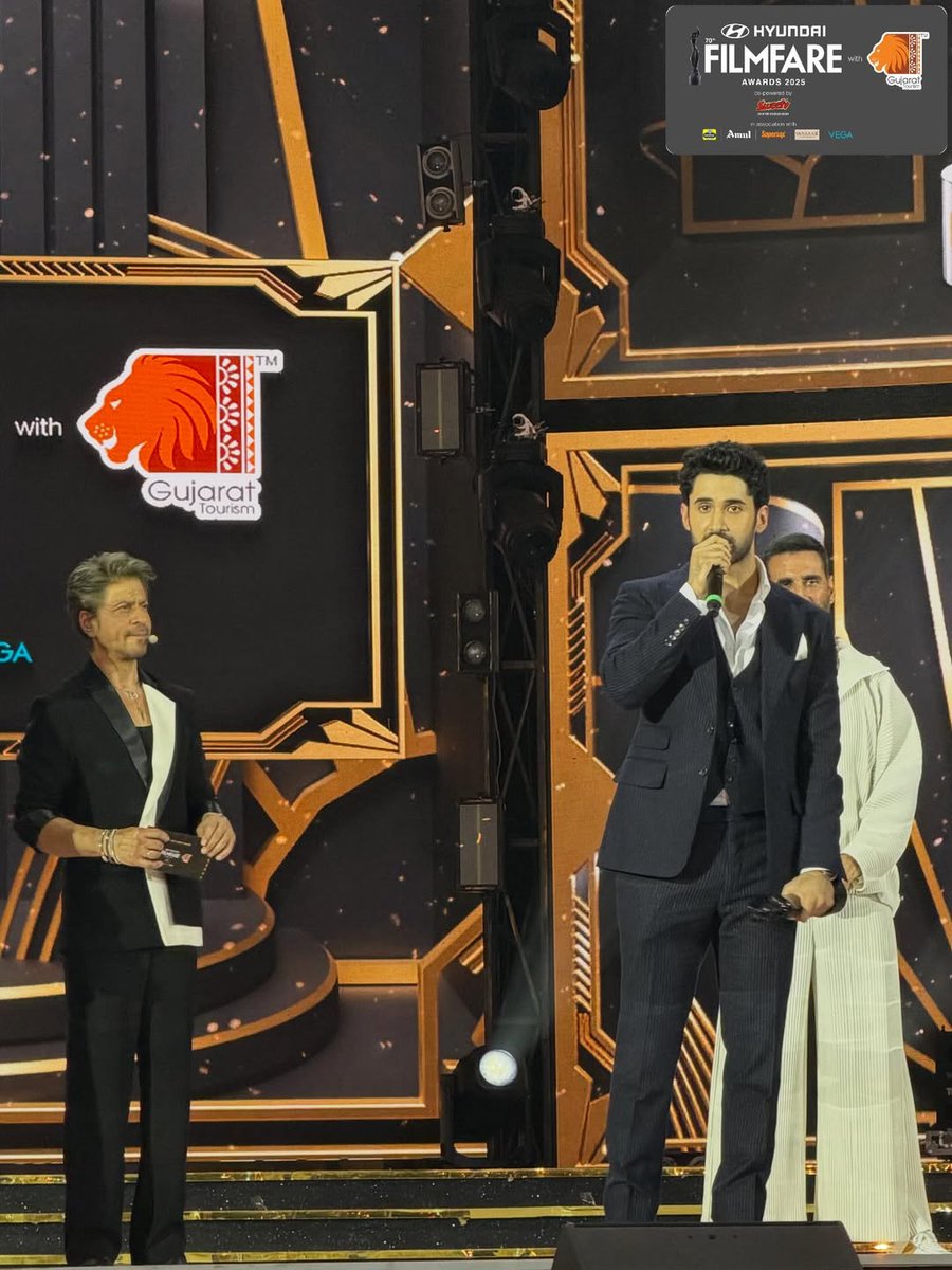 RiyazSrkian's tweet photo. We are getting the flashbacks of The Bads Of Bollywood 🔥

#ShahRukhKhan #FilmfareAwards2025 https://t.co/M6xjGVFTFe