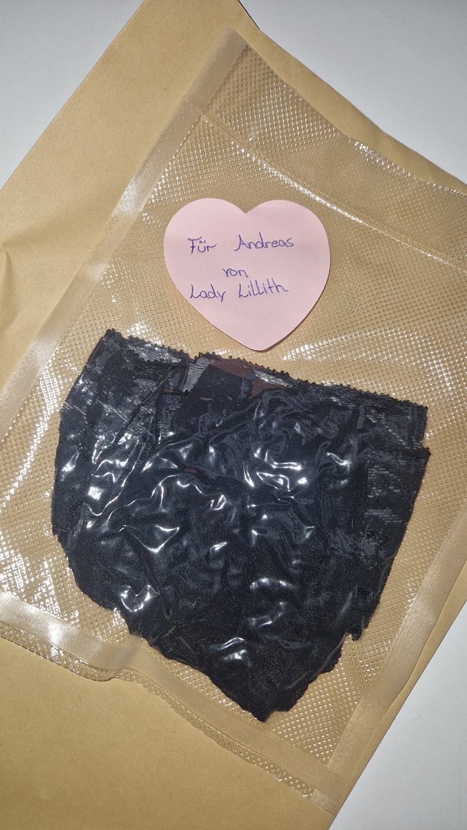 ladylillith003's tweet image. Die #Nylons wurden 3 Tage für die kleine Schnuppersau Andreas veredelt. Soeben wurden diese vakuumiert und gleich vom #Haussklaven zur Post gebracht.