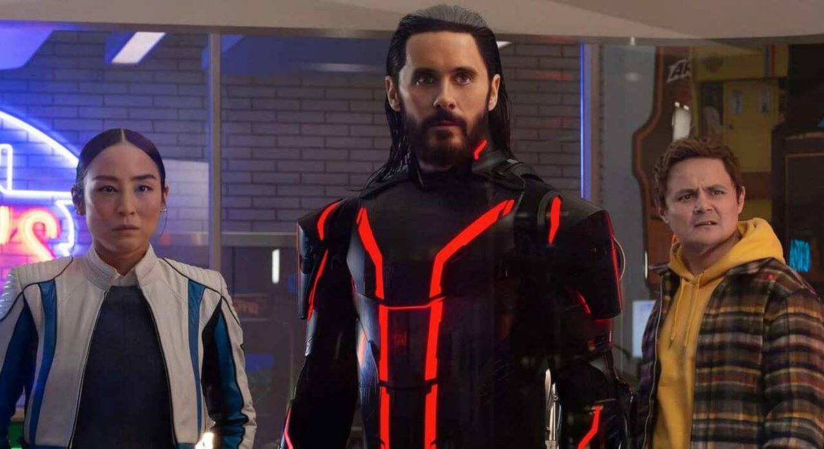 La saga de Tron siempre se ha caracterizado por deslumbrar visualmente pero por tener una trama que se queda muy por debajo del despliegue técnico. Éste vuelve a ser el caso de 'Tron: Ares', una delicia sonora y visual que merece verse en la gran pantalla.
youtu.be/rqZRWHUM2HY