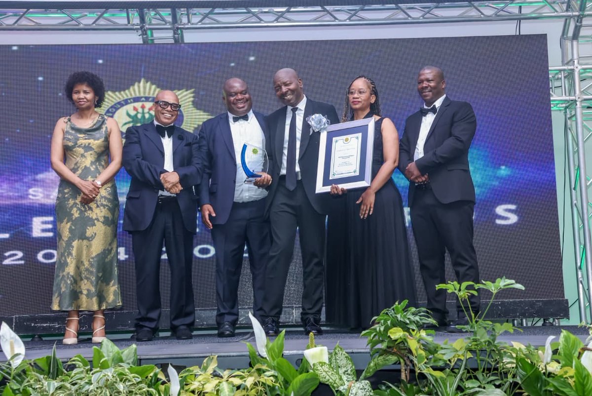 SAPoliceService's tweet image. #sapsLIM When car thieves catch a glimpse of Lieutenant Colonel Khomisani William Nkuna, they know their joyride has come to an end.
At the glittering SAPS Limpopo Provincial Excellence Awards, the spotlight fell on Lieutenant Colonel Nkuna, Commander of the Polokwane Vehicle…