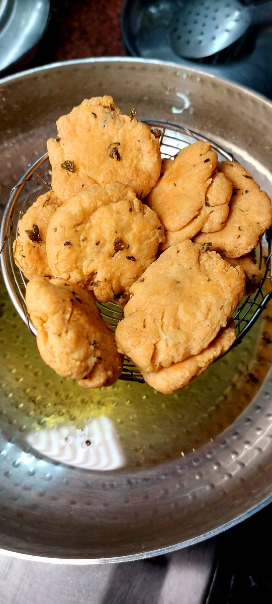 HumHaiHimachali's tweet image. ल्या जी मठरी खाई लया😋😋 चाय सोगी बड़ी स्वाद लगदींयां हन 😍😍#MaidaMathri #CrispySnack #TeaTimeSnack #IndianSnacks #HomemadeSnack #SavoryDelight #FestiveSnacks #YummySnacks #SnackLovers