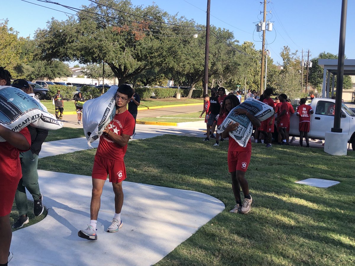 Great job by our kids this morning!  ⁦<a href="/GoBigRedFB/">MacArthur Generals</a>⁩ took part in the ⁦<a href="/TexasBowl/">Kinder's Texas Bowl</a>⁩ Depelchin’s Day Of Caring at the DePelchin Children’s Center.  #GoBigRed ⁦<a href="/AldineISD/">Aldine ISD</a>⁩ ⁦<a href="/AthleticsAisd/">AISDAthletics</a>⁩