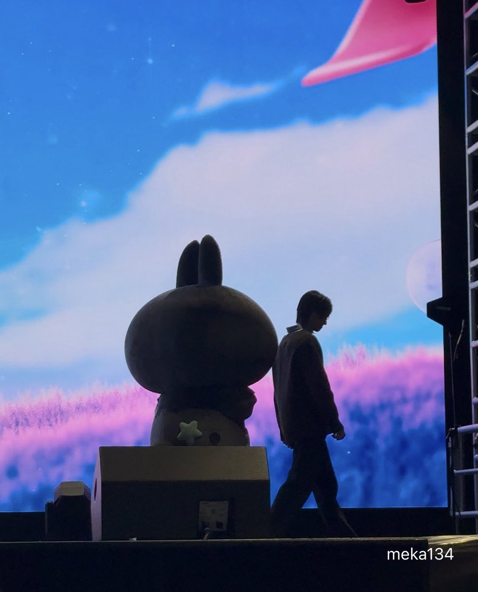 meka134's tweet image. 🐰🐰親子のお散歩みたいで退場の姿可愛かったし、振り向いて見守ってるWinパパ可愛かった🥹🥹🥹

WIN METAA FANIVAL FANSIGN

 #GMMTVFANIVALxWin
 #winmetawin @winmetawin
 #METAA