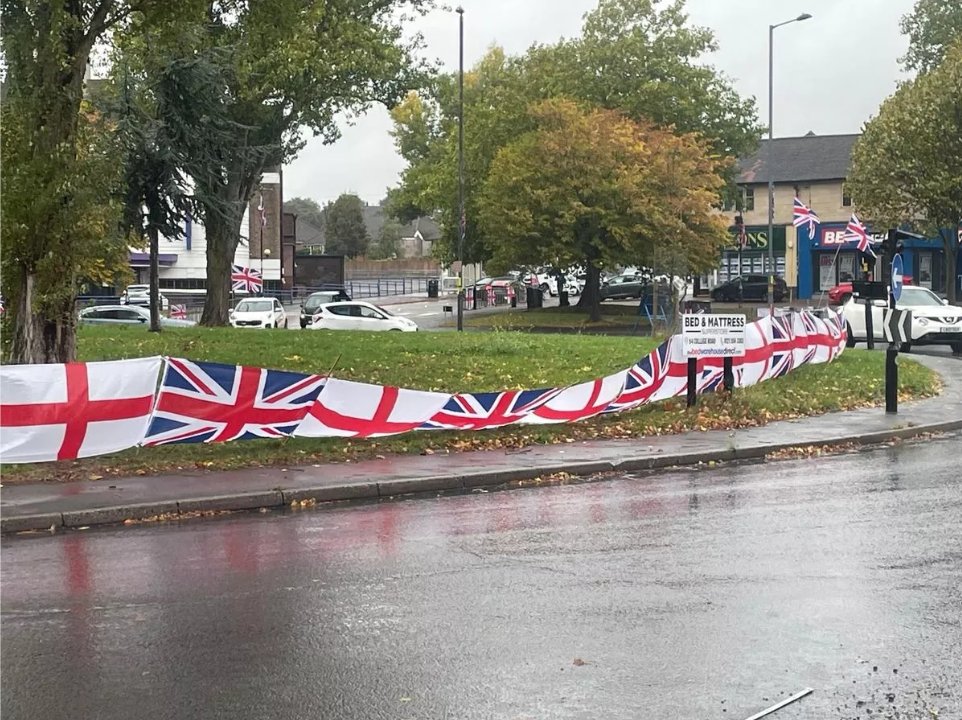 RTCORGUK's tweet image. Patriots were out in King Standing today replacing the old flags crisp new St Georges Cross &amp;amp; Union Flags

If you would like to get involved with our community then please check out our website

raisethecolours.org.uk

#RaiseTheColours