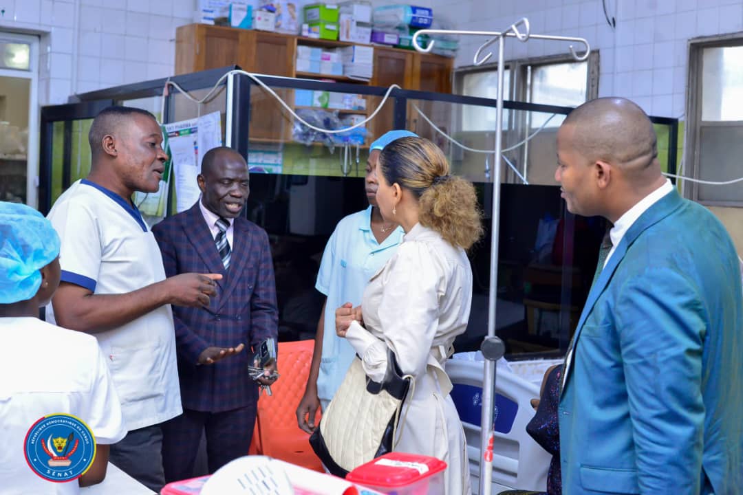 MambueniNdangi's tweet image. L’honorable Sénatrice @anne_mbuguje, via sa fondation, a visité l’hôpital pédiatrique Kalembelembe pour un acte de solidarité.  
« Que le Très-Haut vous bénisse et vous garde longtemps », ont déclaré les mamans émues.  

#AnneMbuguje #FAM #ActionsAnneMbuguje