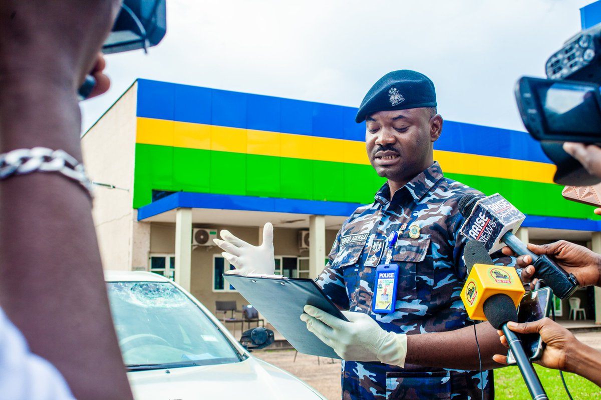 OyoPoliceNG's tweet photo. Good Evening Fam! How has your Saturday been?
Gist dey o...👮✍️

🫆CUNNING CAR THIEF CAUGHT PRETENDING TO BE MECHANIC

On September 28, 2025, GANIYU (Real name undisclosed) from Ogun State headed to Ibadan, Oyo, to buy an unregistered Toyota Camry. After the deal, he sought repairs before returning to Abeokuta. 

In Agodi, he met BABATUNDE AWOPETU, a fraudulent mechanic who took the car for repairs—only to vanish with it. GANIYU, unable to locate him, reported the theft to the police team on Operation Restore Peace, who escalated the matter to the Command Monitoring Unit. 

Thanks to a swift undercover investigation, detectives tracked AWOPETU to a hideout in Ibadan and arrested him. The stolen Toyota Camry was found in Ilesa, Osun State. AWOPETU confessed during questioning, and the investigation continues.