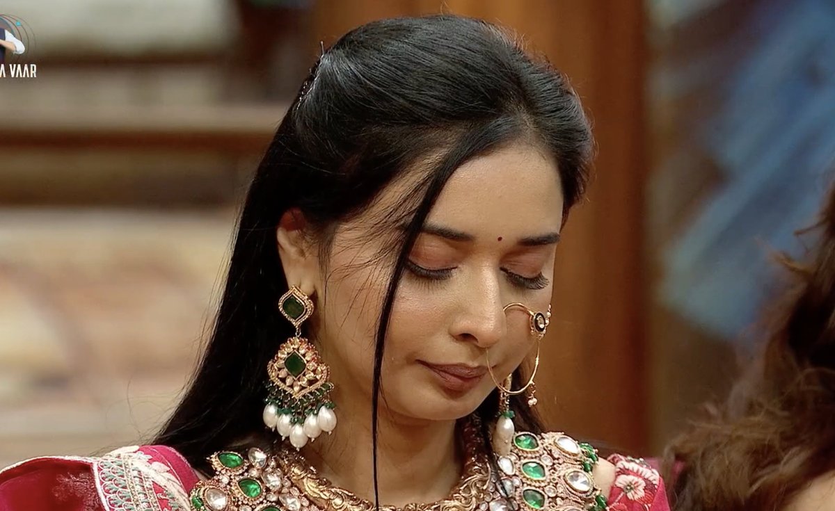 beingrachit_'s tweet photo. see, tanya is absolutely not flawless. BUT the way her CLOSEST besties zeishan n amaal threw her under the bus..both said 'she's faking it n always does sympathy card'. #TanyaMittal always stood for these two losers btw https://t.co/b7Auz2WKrY