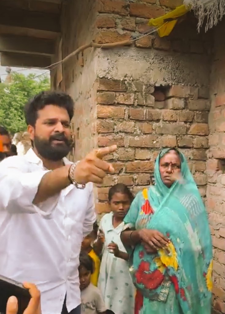 रितेश पाण्डे  लावण्डिया लंदन से लायेंगे रात भर डीजे बजाएंगे अब विधायक का सपना देख रहे है 

गांव में घूम के कह रहे है बिहार में नौकरी नहीं है लोग बाहर कमाने जाते है  बाहर वाले उनको बिहारी कह के बुलाते है  कितना बुरा लगता है 

अभी मुंबई में सब विहार वालों को मराठी बोलने के लिए