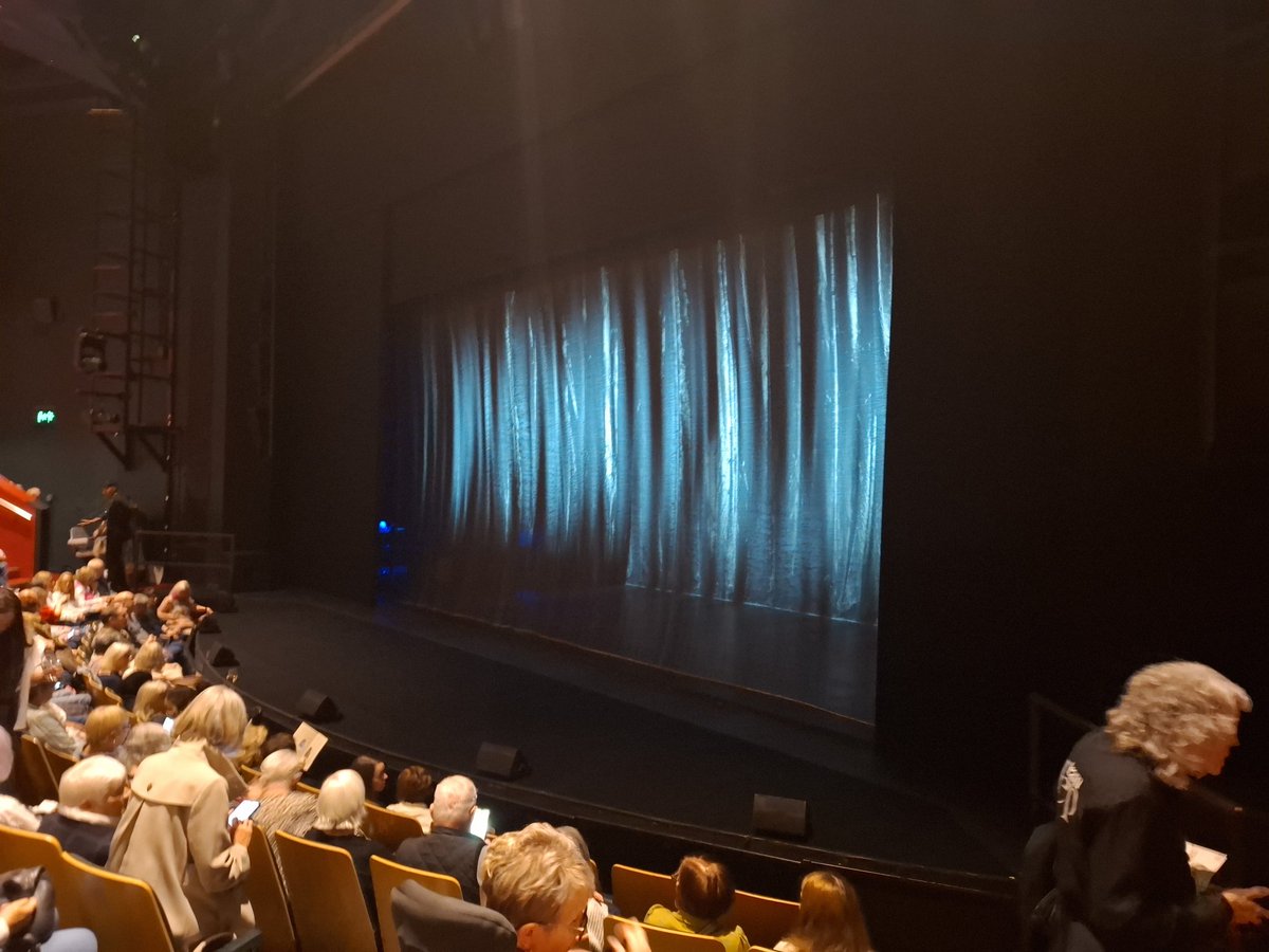 First show of the weekend is #ThePartyGirls <a href="/BirminghamRep/">The Rep</a> with <a href="/TheTheatre_Geek/">The Theatre Geek</a>