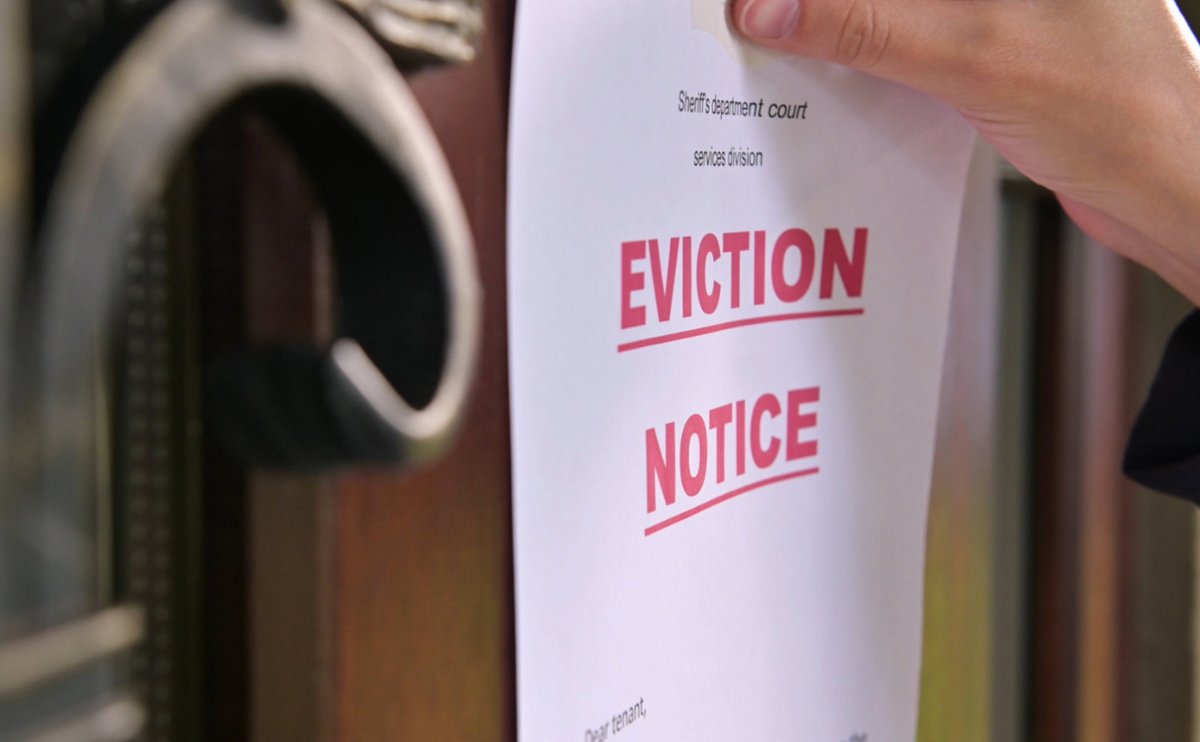 lachango's tweet image. Last week, he had a home. Today, he’s homeless. They evicted him with NO notice, gave him 20 mins to grab what he could. His life’s still inside. Please RT to help this disabled veteran get justice! #WrongfulEviction #HelpNeeded #DisabledVeteran @KRNV @KTVN @KOLO8 @nevadaappeal