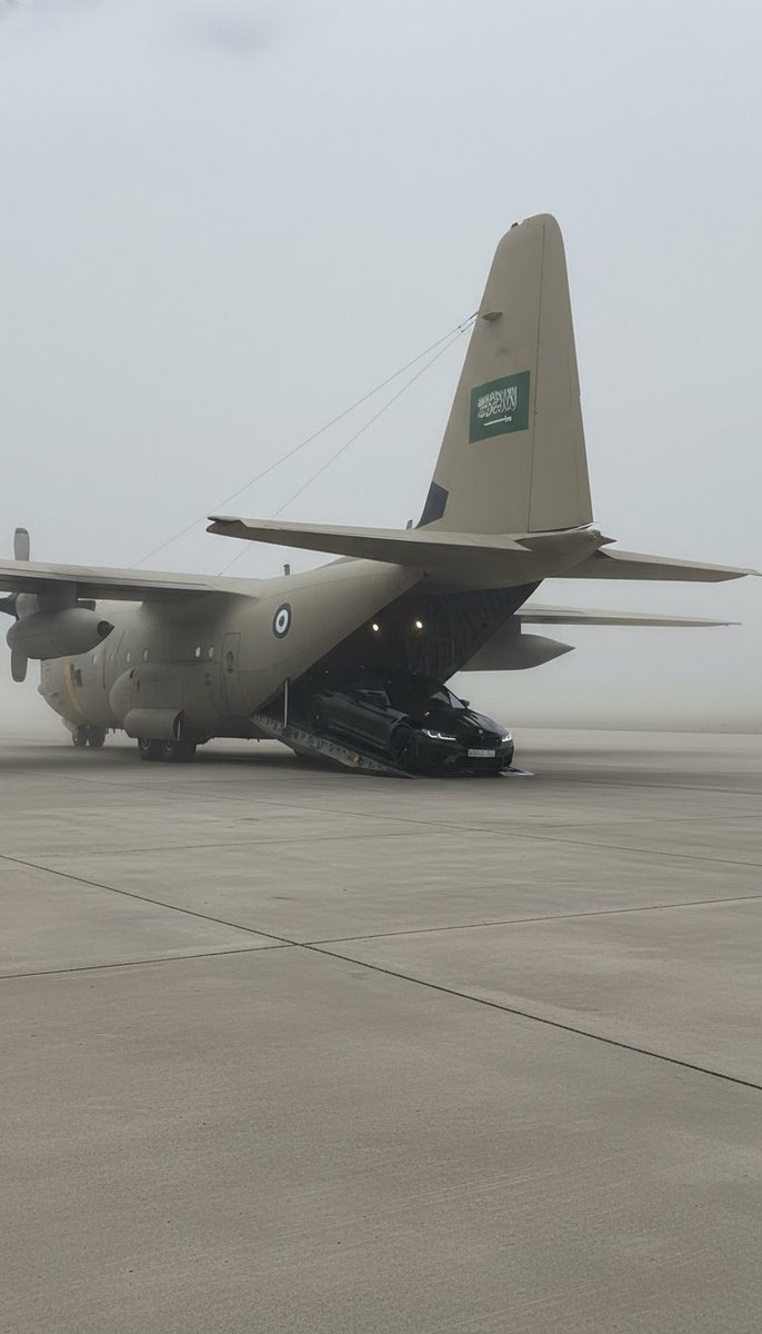 #الحب_في_نظرك_هو

اول مانزلت سيارتي من الطيارة جا لي شعور الحب من اول نظرة