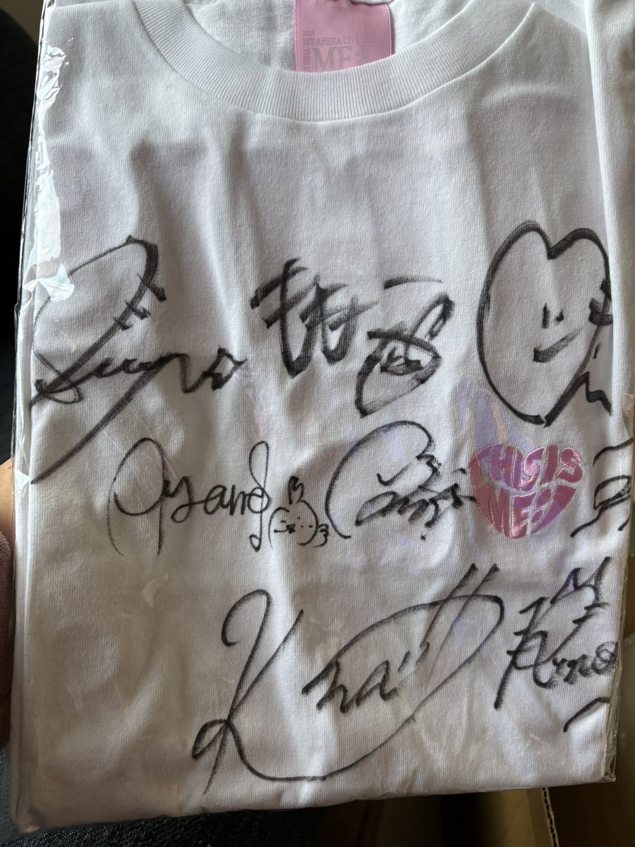 dv34033's tweet photo. 待ちに待ったサイン入りTシャツ✨
めちゃくちゃ大切にする🥹

 #ME_I #ME_Iオンラインくじ https://t.co/itQkZYojzC