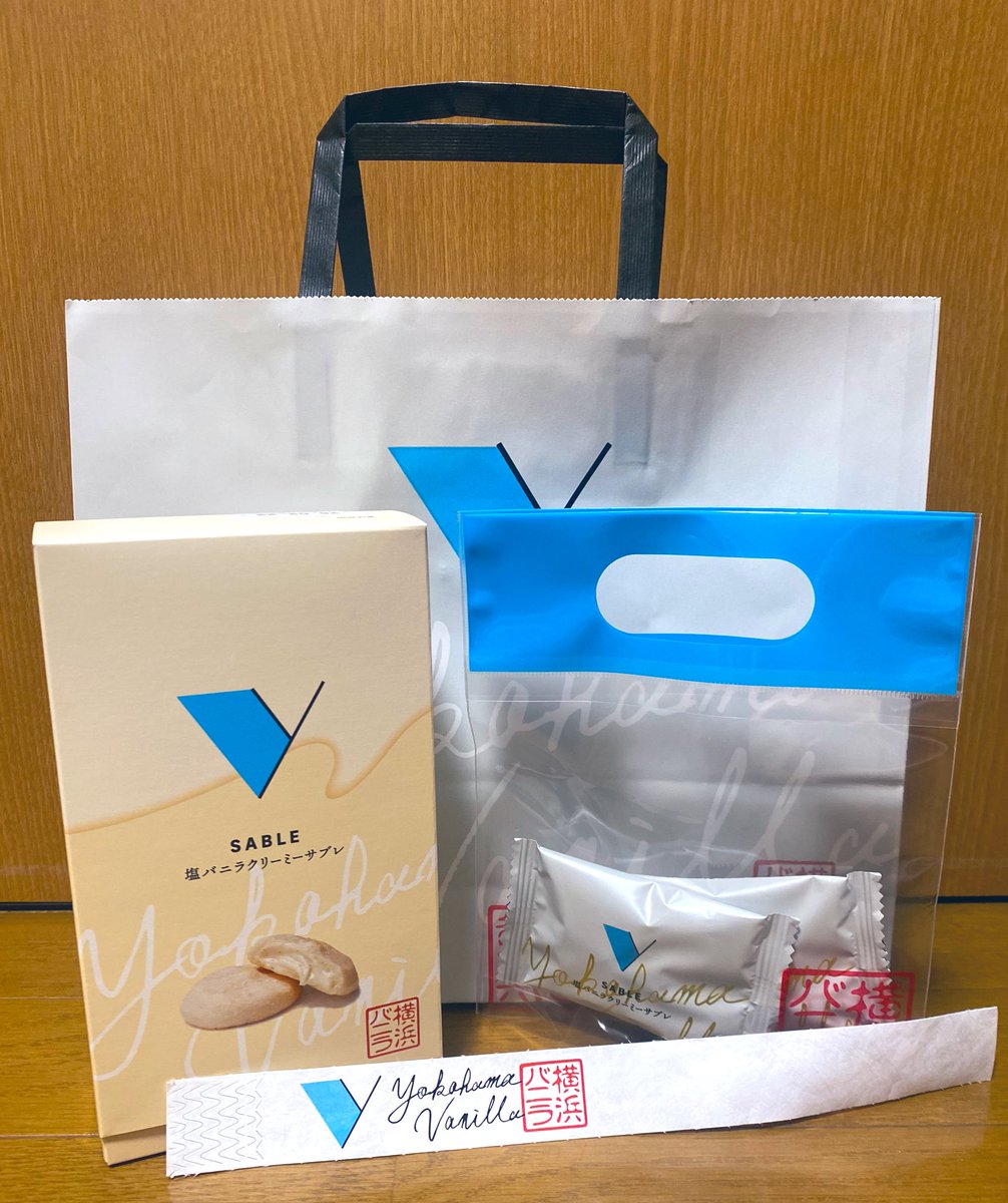 coolminty777's tweet photo. 新商品  #塩バニラクリーミーサブレ 
最高に美味しかったです‼︎
サクホロとろり全てが体感できる、未だ食べたことのない新食感でした✨
中のクリームはバニラの粒たっぷりでとろーりなのに外側のサブレはしっかりサクサク！
気づいたら2個目を開封してました🤍
これはやみつき不可避🔥
#横浜バニラ https://t.co/9MtCmOOs5k