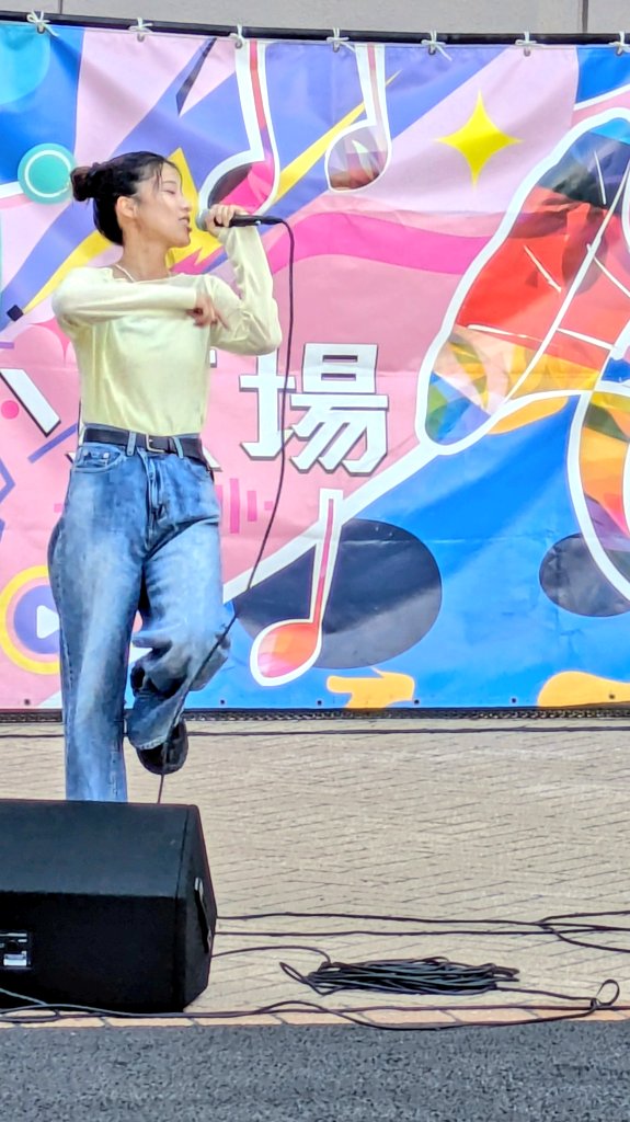 9QSCF6jTDuDhPEu's tweet photo. 小倉の魚町みらい広場で開催された
野外イベントのステージに出演していたシンガーのさん！ 初の野外イベント
とのでしたが、とても伸びやかに歌い
そして喋り＆笑いありで、とても楽しい
ステージでした！🎤♬🎶
@s_ammy12  #amy  #魚町みらい広場 https://t.co/4XeRuIz5Vq