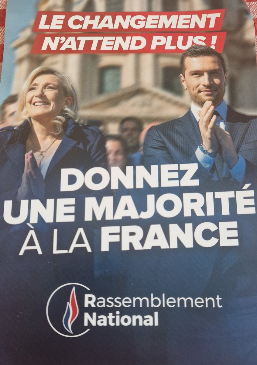 Christel_Henaff's tweet photo. Merci à toutes celles et ceux qui ont pris un moment pour échanger avec nous lors de la distribution de tracts "Donnez une majorité à la France" sur le marché  de #Quimper ce matin.
 Vos soutiens et vos sourires nous motivent plus que jamais !
#LeChangementNattendPlus https://t.co/szSsYywu1l