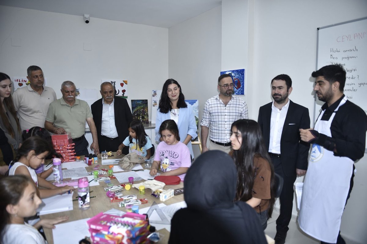 dilablay's tweet photo. Sanatla Büyüyen Bir Toplum İçin İlk Fırça Darbemizi Attık

Bugün Kültür Müdürlüğümüz bünyesinde, Ceylanpınarlı hemşerilerimizin buluşma noktası olan Kitap Kafe’de, toplumsal dayanışma ve kültürel üretim anlayışıyla resim kursumuzu başlattık.

Sanat; toplumu dönüştüren, insanı derinleştiren, yaşamı güzelleştiren bir direniş biçimidir.
Bizler, Ceylanpınar’da her yurttaşın içinde taşıdığı yaratıcılığı görünür kılmak, yeteneğini geliştirmek ve ortak bir estetik bilinci büyütmek istiyoruz.

Bu vesileyle, sanata, özgürlüğe ve toplumsal dönüşüme inanan tüm hemşerilerimizi bu yolculuğa davet ediyoruz.
Çünkü biz inanıyoruz ki; sanatla var olan bir toplum, özgürlükle yoğrulmuş bir toplumdur.