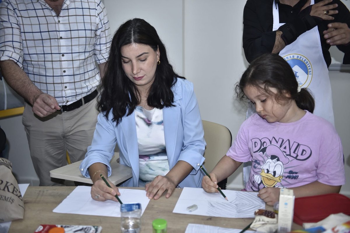 dilablay's tweet photo. Sanatla Büyüyen Bir Toplum İçin İlk Fırça Darbemizi Attık

Bugün Kültür Müdürlüğümüz bünyesinde, Ceylanpınarlı hemşerilerimizin buluşma noktası olan Kitap Kafe’de, toplumsal dayanışma ve kültürel üretim anlayışıyla resim kursumuzu başlattık.

Sanat; toplumu dönüştüren, insanı derinleştiren, yaşamı güzelleştiren bir direniş biçimidir.
Bizler, Ceylanpınar’da her yurttaşın içinde taşıdığı yaratıcılığı görünür kılmak, yeteneğini geliştirmek ve ortak bir estetik bilinci büyütmek istiyoruz.

Bu vesileyle, sanata, özgürlüğe ve toplumsal dönüşüme inanan tüm hemşerilerimizi bu yolculuğa davet ediyoruz.
Çünkü biz inanıyoruz ki; sanatla var olan bir toplum, özgürlükle yoğrulmuş bir toplumdur.