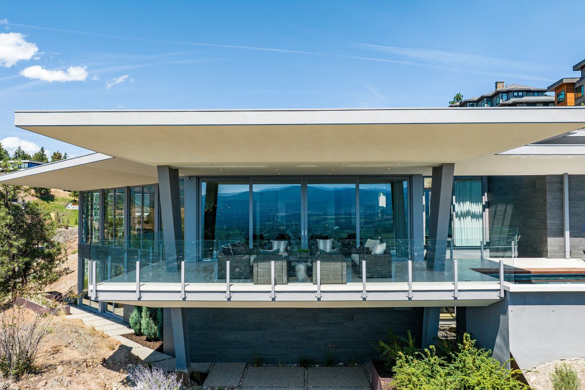 sothebysrealty's tweet image. This architectural masterpiece blends cantilevered concrete and steel design with floor-to-ceiling lake views, an infinity pool deck, and seamless indoor-outdoor living. s.sir.com/43bnBEj