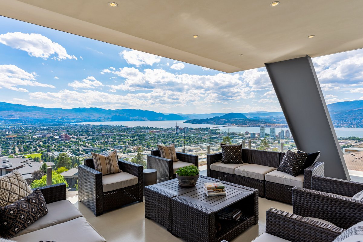 sothebysrealty's tweet image. This architectural masterpiece blends cantilevered concrete and steel design with floor-to-ceiling lake views, an infinity pool deck, and seamless indoor-outdoor living. s.sir.com/43bnBEj