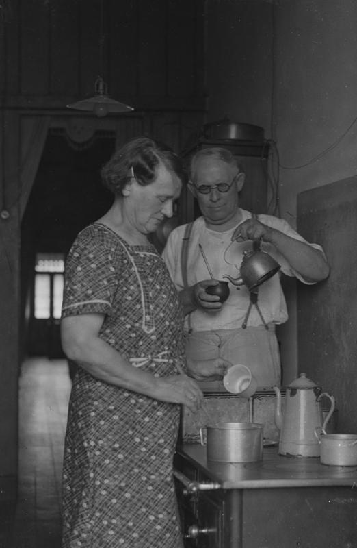 iuriaz's tweet photo. Im der Küche [Na Cozinha] – Avós Herrmann – 17 fevereiro 1935 – 17 h. Está na legenda da foto de Jacob Herrmann, fotógrafo de Porto Alegre. Gosto imagens mostrando como o chá indígena foi incorporado visceralmente à vida cotidiana das comunidades germânicas no sul do Brasil. > https://t.co/45wh7thFzA