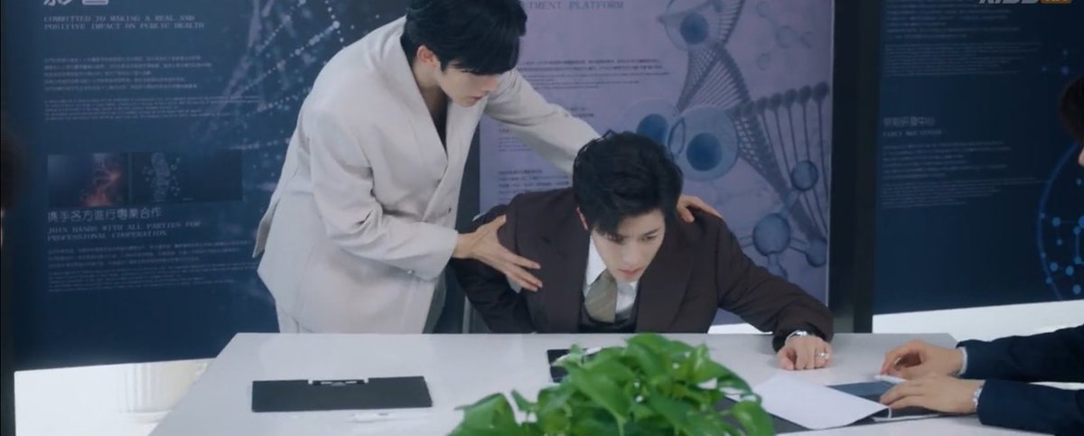 lavsrubys's tweet photo. the way huayong knew something was wrong before shaoyu gets to react and immediately his expression changed and reacted 

ABO FINAL EP
#DesireTheSeriesEP16
#DesireTheSeriesFinalep https://t.co/W8HYBzIoqk