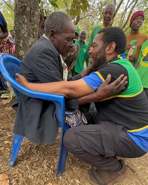 Baada ya hapa huyu mzee sasa
-- Alipi tozo kwenye line za simu anapofanya miamala
-- Maisha yamebadilika kabisa anapokea posho kutoka serikalini
-- Hakienda Hospital anakuta madawa yamejaa
-- Anapata huduma bora kabisa za Umeme na Maji

shitukeni mnachezewa akili