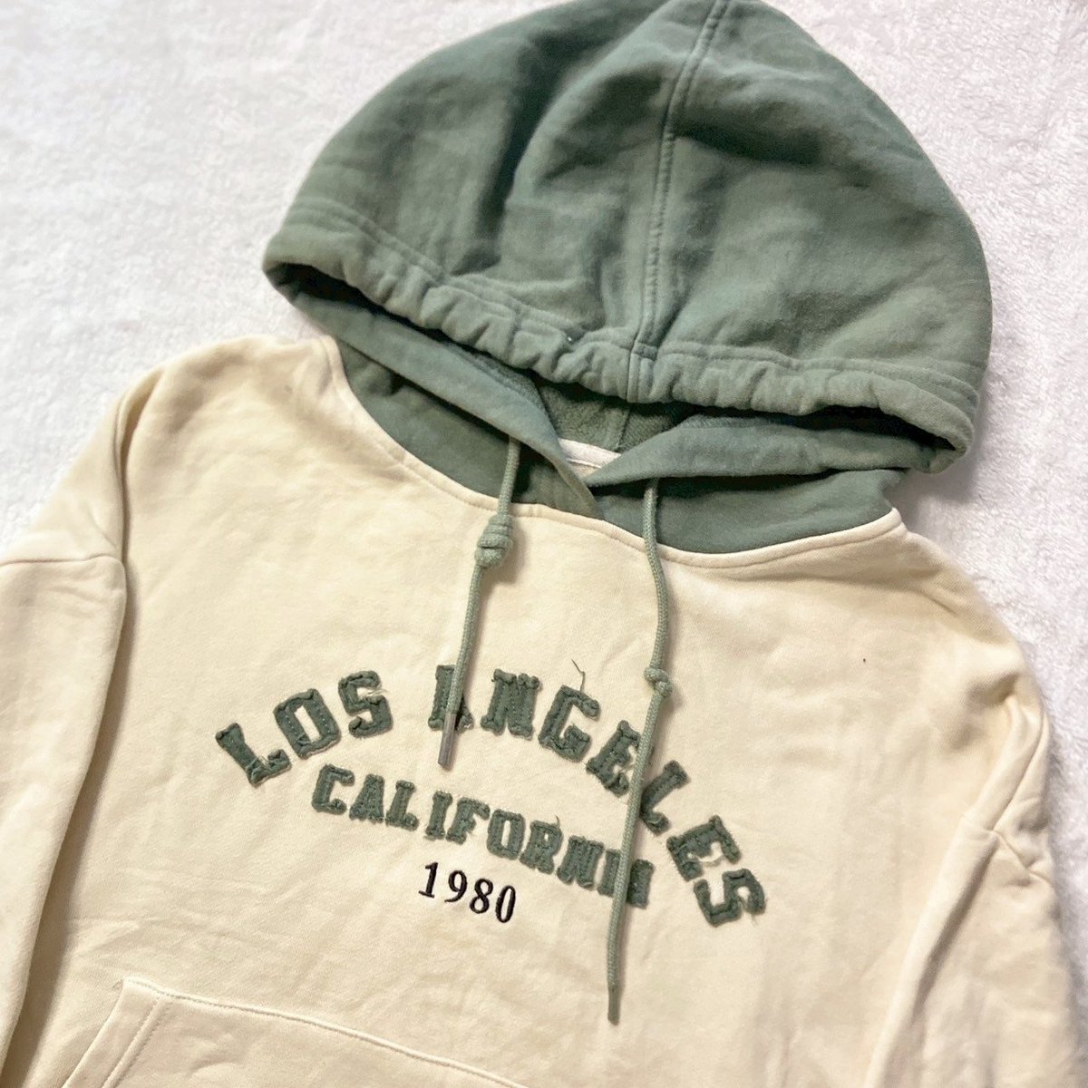 Hoodie 💌🍫

120.- รวมส่ง 

อ 42-48 ย 20
Defect / มีเปื้อนบ้างเป็นบางจุดอ่อนๆ นำไปคลีนก่อนสวมใส่นะคั้บ

#ส่งต่อ #เสื้อผ้ามือสอง #เสื้อผ้ามือสองสภาพดี #เสื้อผ้ามือ2 #โล๊ะตู้เสื้อผ้า #โล๊ะตู้ #โล๊ะเสื้อผ้า #เสื้อแขนยาว #เสื้อฮู้ด #ปล่อยเสื้อผ้า #เสื้อกันหนาว