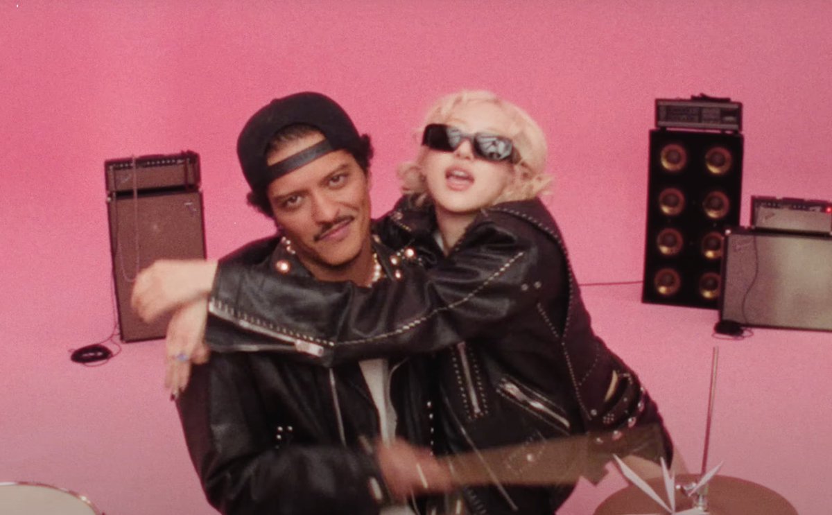 BuzzingPop's tweet image. ROSÉ reveals to Vogue that she and Bruno Mars had a huge fight before the “APT.” video shoot but made up on set.