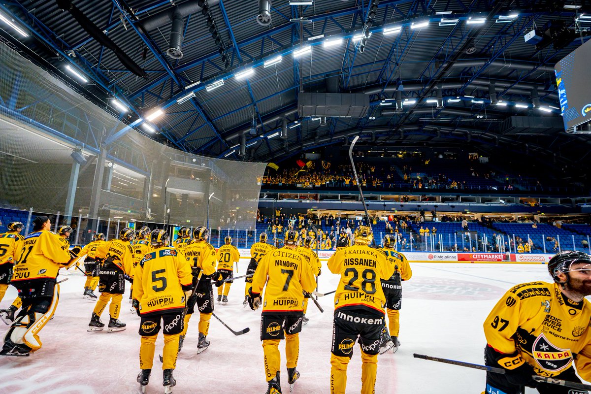 KalPa_Hockey's tweet image. Olihan meillä mukavaa!
💛🖤 Kiitos loistavasta tuesta tänään jokaiselle kannattajallemme Espoossa - tämä oli kuin kotipeli!
📷 Liiga / Joni Tuori
#KalPa #Liiga