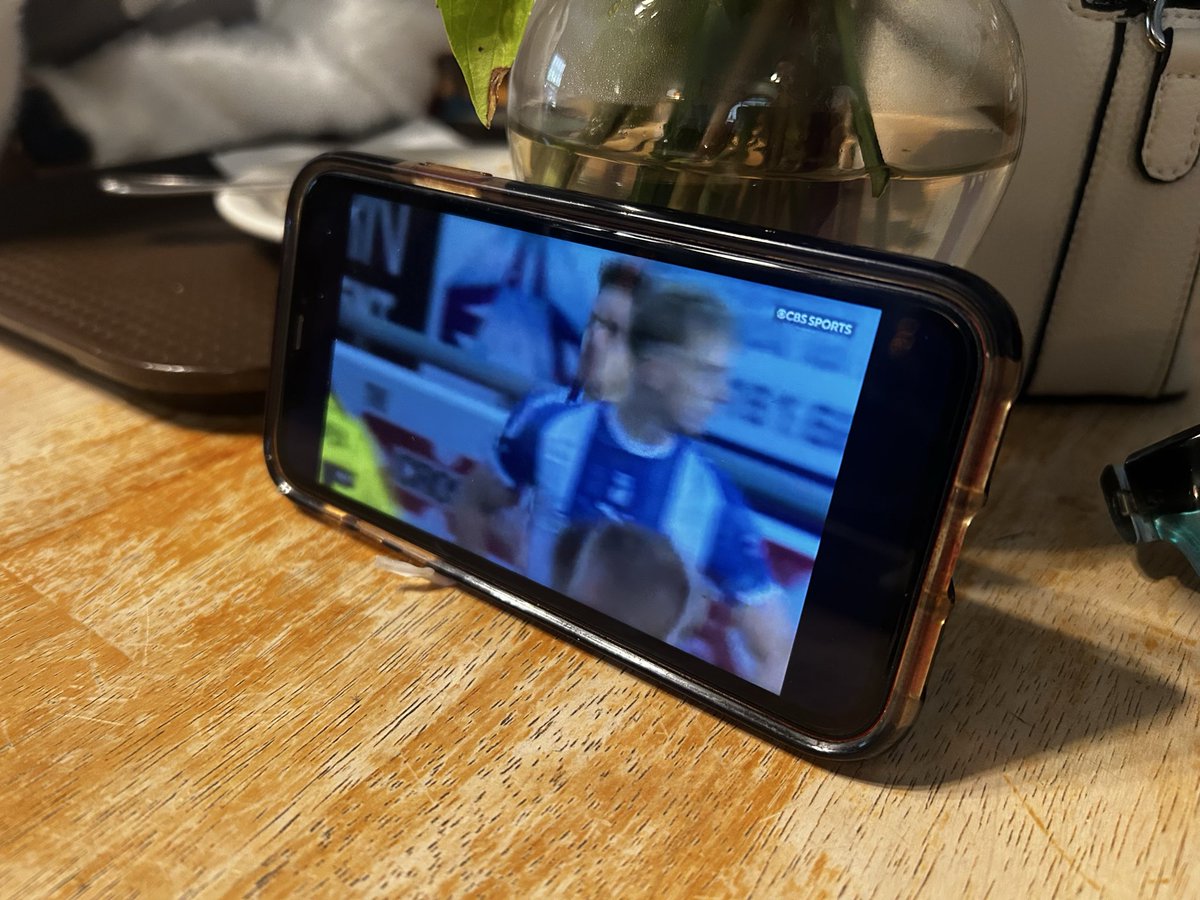 PMsChefChequers's tweet image. Watching from a coffee shop in Kansas 💙🤍🧡 #oafc