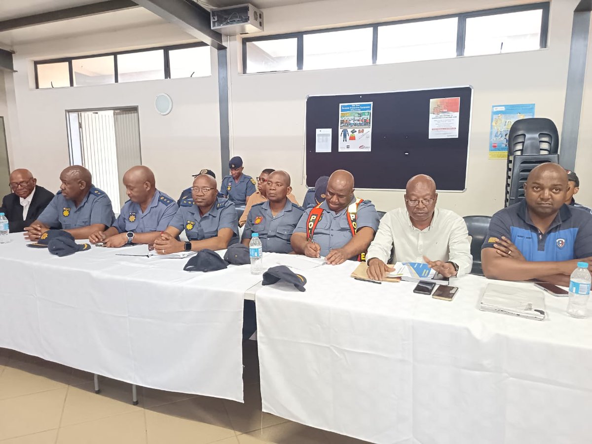 SAPoliceService's tweet image. #sapsGP Deputy Provincial Commissioner of the Police in Gauteng responsible for Crime Detection also acting as Deputy Provincial Commissioner for Policing, Major General Mbuso Khumalo is joined by Sedibeng Acting District Commissioner Brigadier Mbhangwa Nkhwashu, senior officers…