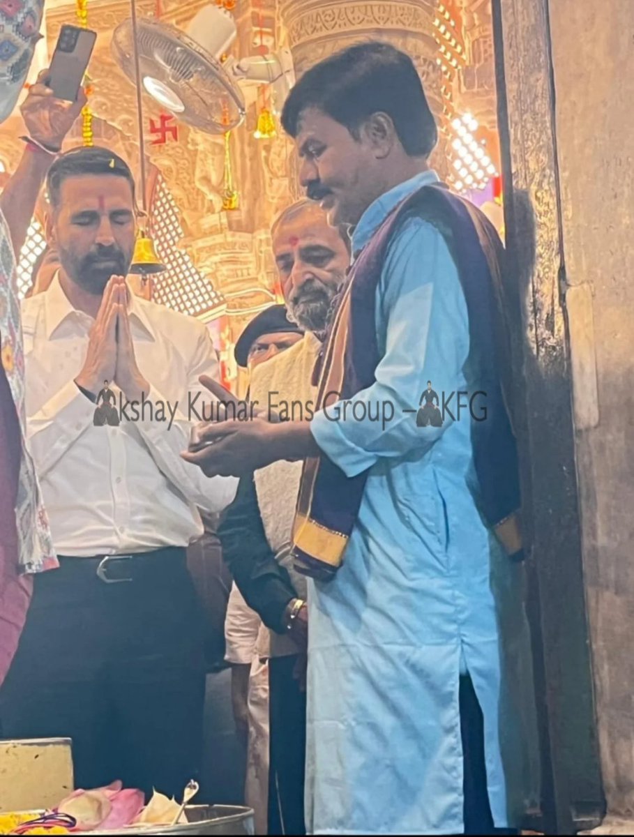AKFansGroup's tweet image. PIC - #AkshayKumar𓃵 at Hatkeshwar Mahadev Temple today