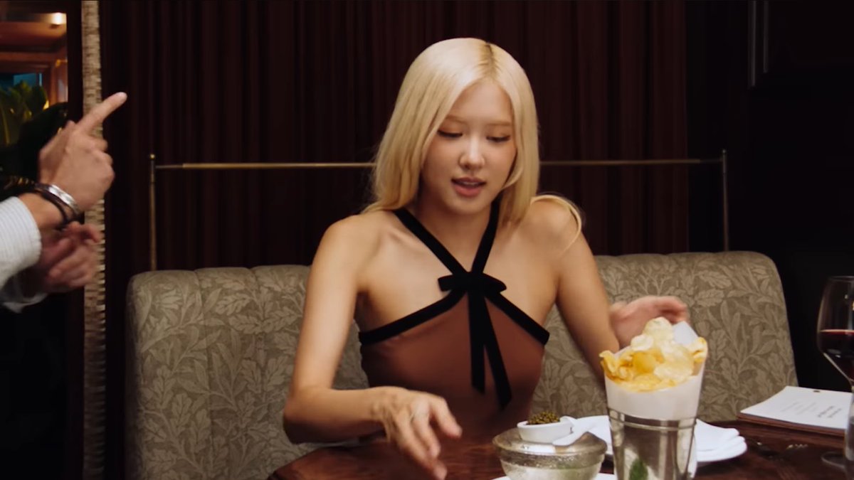 rosespics's tweet image. she’s so hot