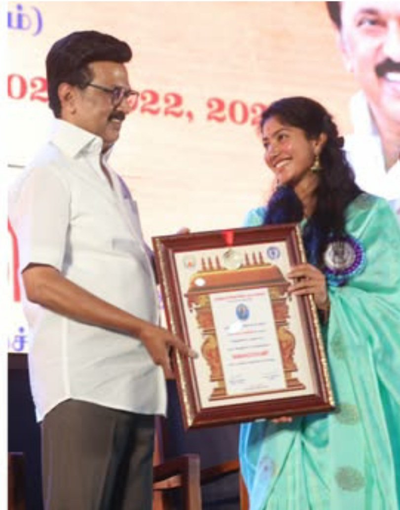 PraveenIJ13's tweet image. Congratulations @Sai_Pallavi92 👏🤘🤙 One of the finest Artist Ever !! Brilliant Dancer and Phenomenal Actress🤘👑 Well deserved 👏 
#SaiPallavi #kalaimamani
#KalaimamaniAwards
Apologies for the low quality picture