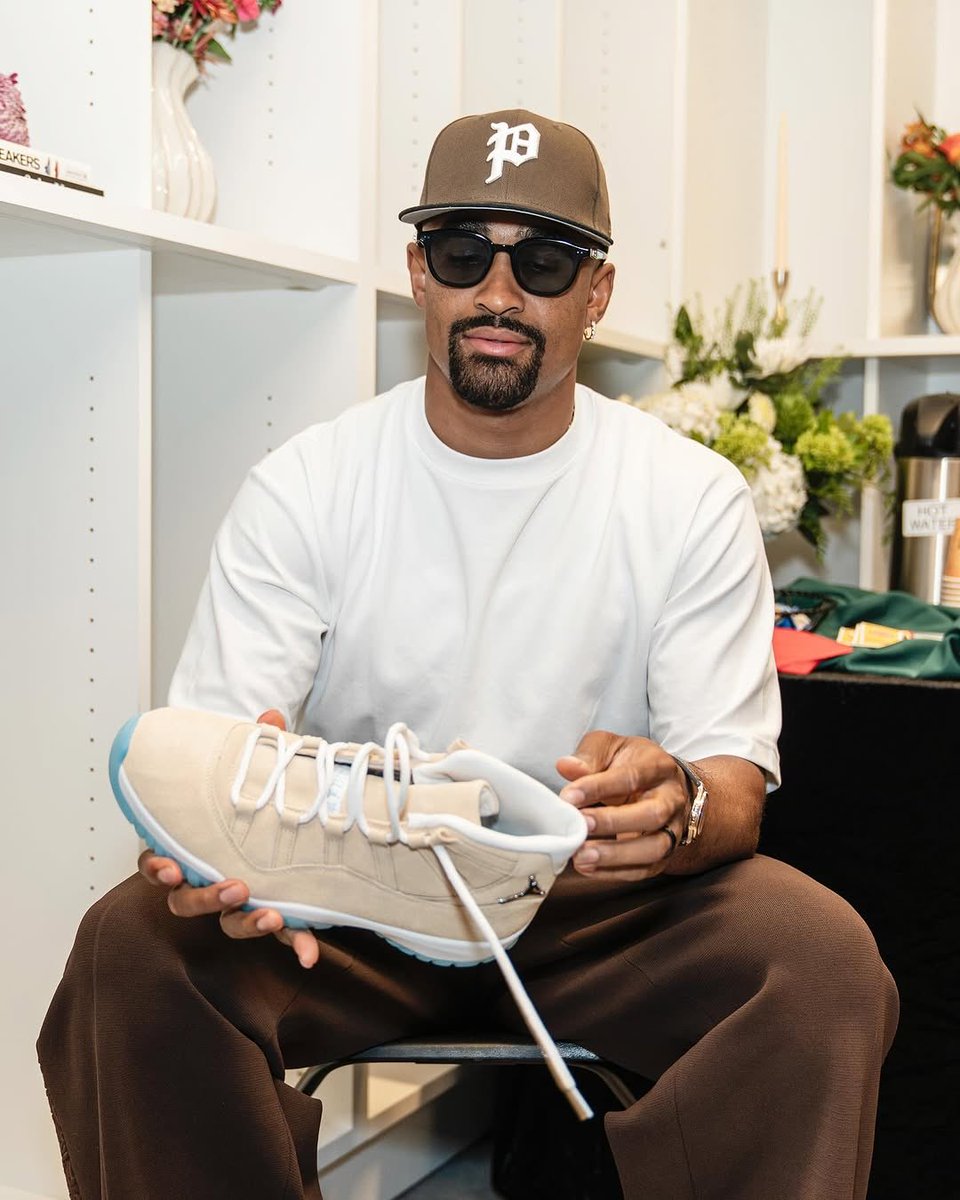 nicekicks's tweet image. Houston’s own Jalen Hurts debuted the upcoming “H-Town” Air Jordan 11 during the grand opening of the World of Flight store in Philadelphia 🔥🤘