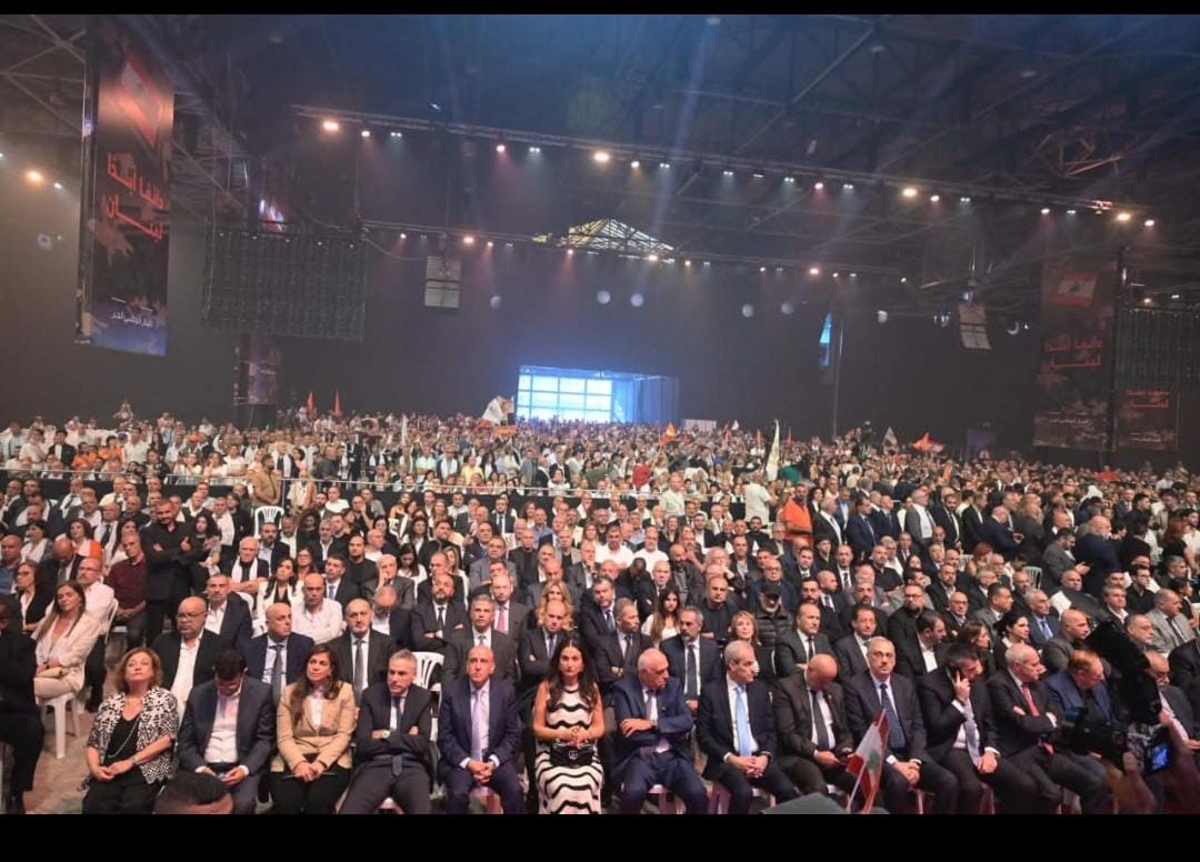 souheiljaber's tweet photo. كل الاحزاب اللبنانية خلقت يا بقوّة السلاح او بقوّة المال.
التيار خلق بعد هزيمة عسكرية، خلق من تحت التراب، خلق مقاوم للاحتلال العسكري وبعدو عم يقاوم المافيات وكل شي بمسّ بسيادتنا.
ل يلي مفكرين بأموالن وإعلامن النتن يكسرونا،
رجعوا عيدو حساباتكن.
وبعتذر على قساوة الصورة 🫶 https://t.co/JF6GPCw1mB