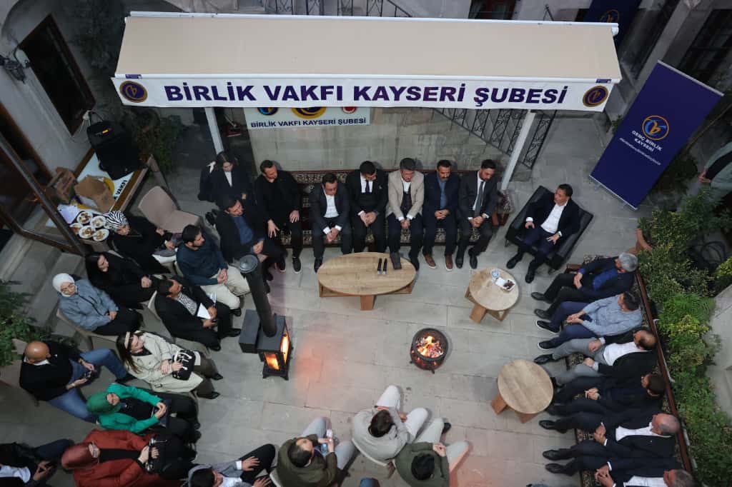 kayserivaliligi's tweet photo. Valimiz Sayın Gökmen Çiçek, Birlik Vakfı Kayseri Şubesi tarafından düzenlenen, ‘Divan Buluşmaları’ kapsamında, ‘Gençlerin Sesi, Büyüklerin Deneyimiyle Güç Buluyor’ konulu söyleşiye katıldı. https://t.co/h7hMyr8v4z