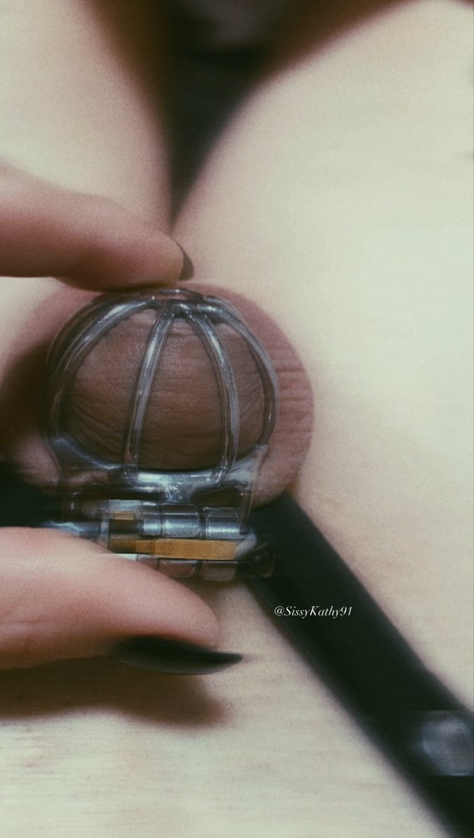 Tag 11 #Locktober 🔒

Die Spannung steigt, wortwörtlich! 
Mein Käfig sitzt eng, und jede Berührung meiner zarten Haut lässt mich fast durchdrehen 🥵
Ich bleibe natürlich verschlossen und bereite mich gerade gemütlich im Bett auf die heiße Party heute Abend vor. 
#restraint