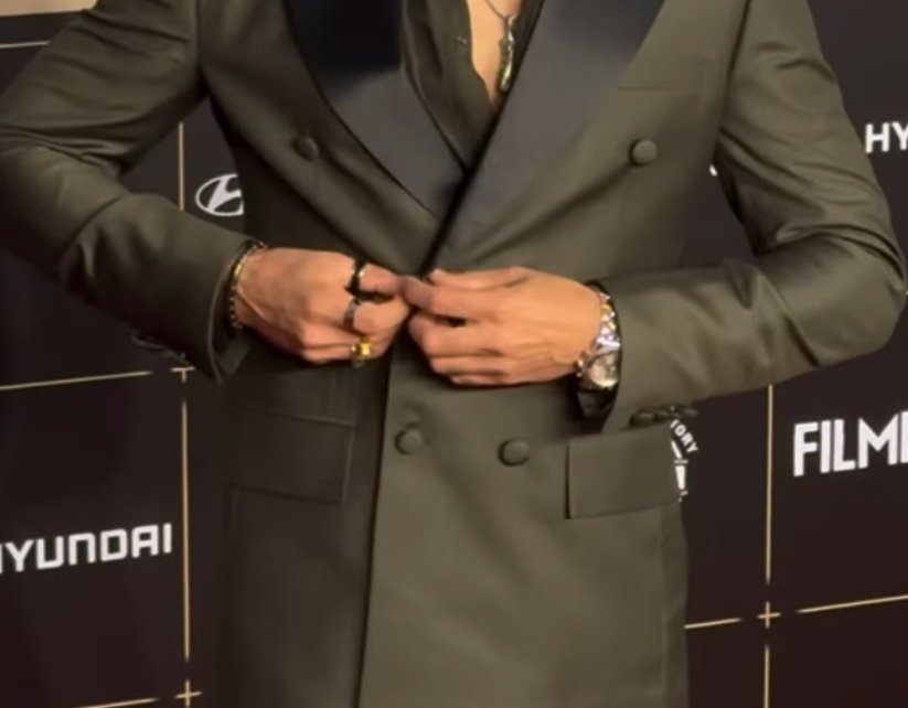 one for us,the hand girlies.🥰