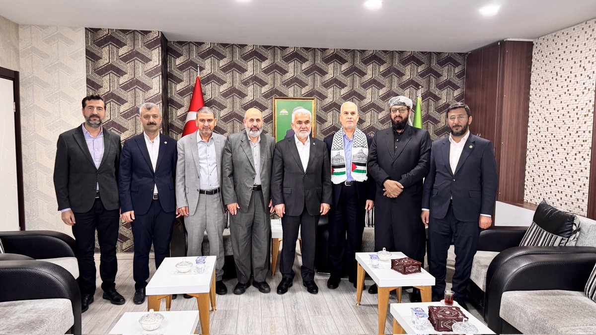 Genel Başkanımız Sayın Zekeriya Yapıcıoğlu, bir dizi temaslarda bulunmak üzere Diyarbakır'a gelen Hamas Sözcülerinden Fevzi Berhum, Sami Ebu Zuhri, Filistin Alimler Birliği Başkanı Nevvaf Tekruri ve Yemenli Alim Abdullah Zindani ile İl Başkanlığımızda bir araya geldi.