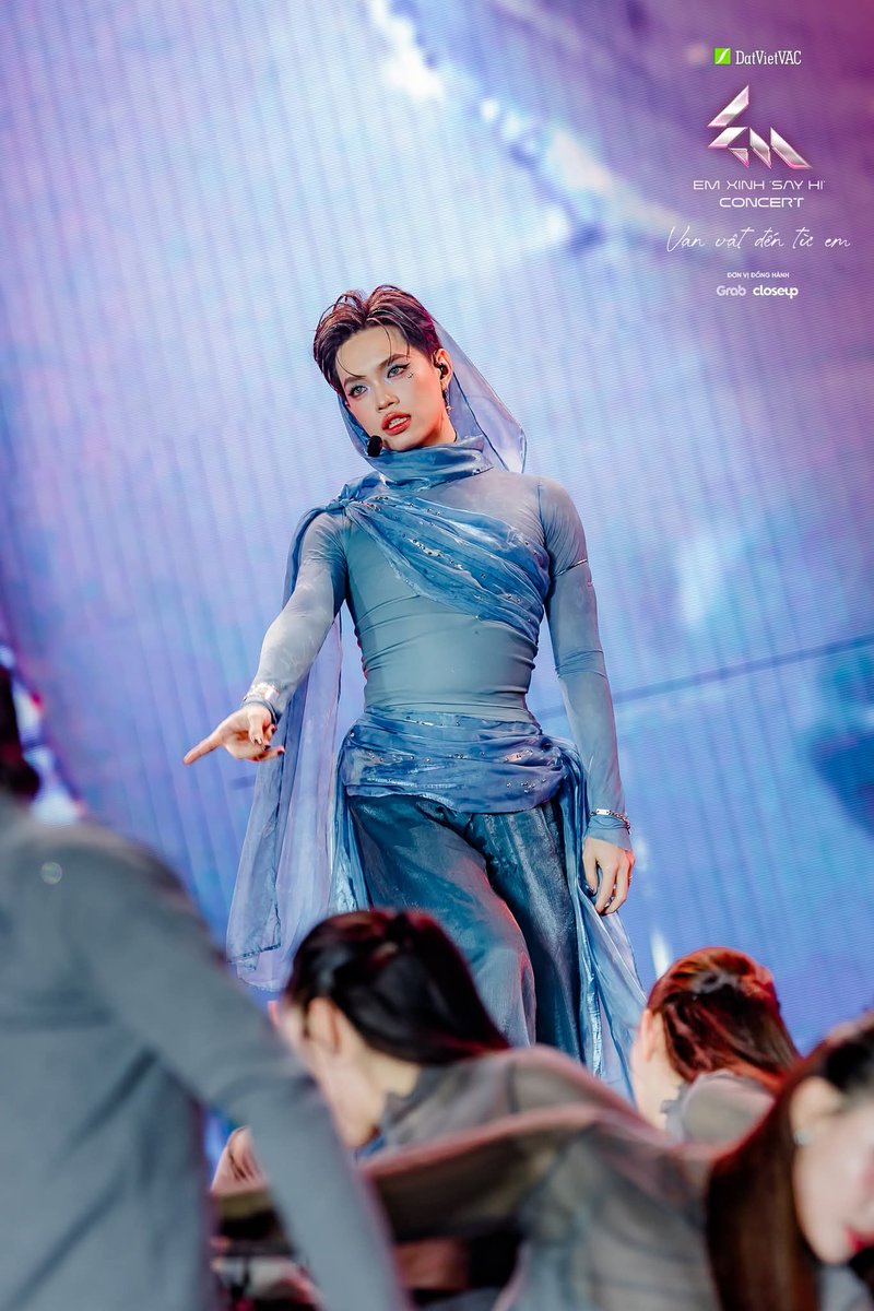 NguyenVo37573's tweet photo. Concert day 2 Em Xinh Say Hi tại Mỹ Đình
Quá nhiều cảm xúc: hồi hộp, lo lắng nhưng trên hết là niềm vui vì bé nhà được rất nhiều người yêu thương
2 đêm concert của Em Xinh quá tuyệt vời, quá ý nghĩa
#PhapKieu
#EmXinhSayHi https://t.co/TklvPnrXBo