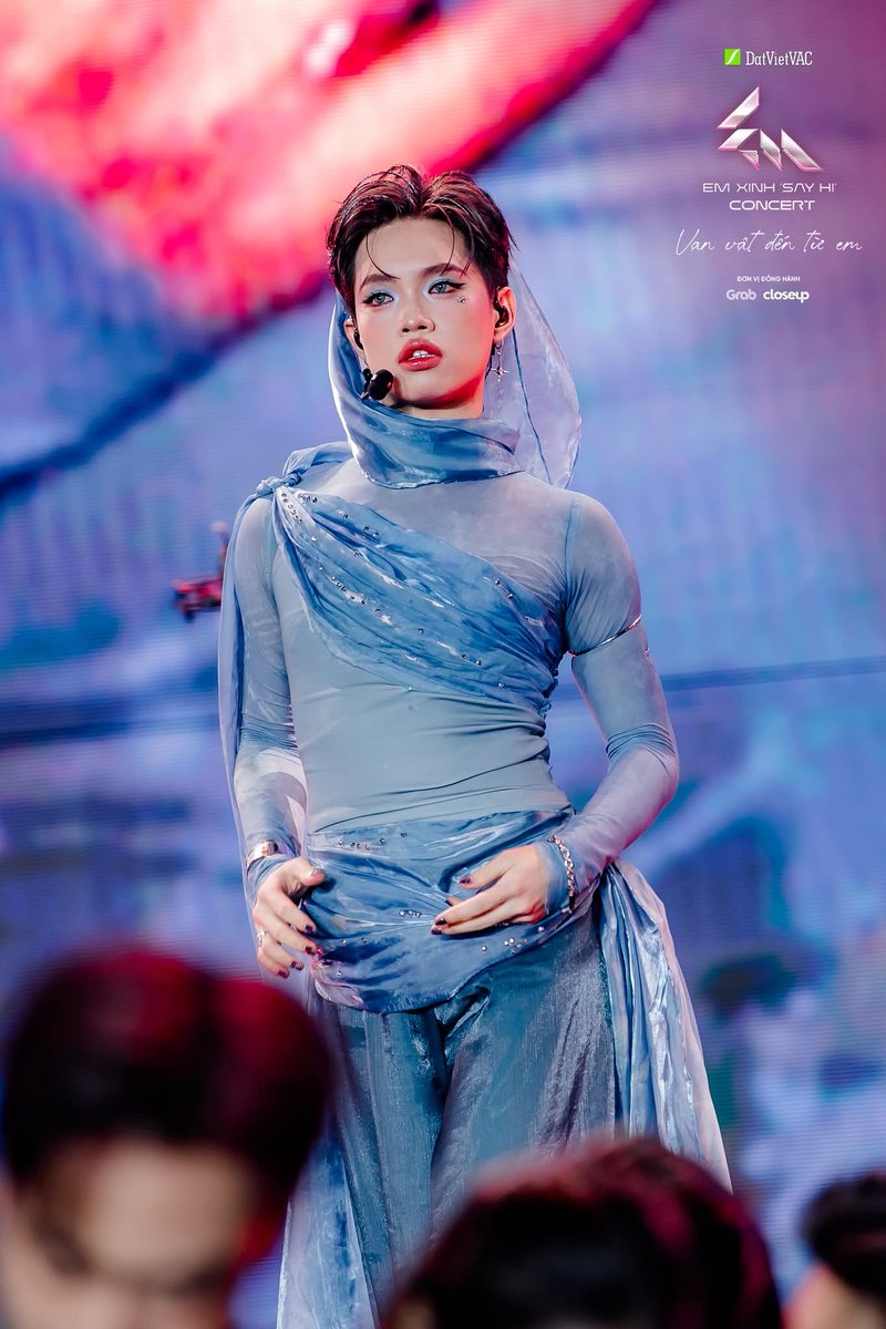 NguyenVo37573's tweet photo. Concert day 2 Em Xinh Say Hi tại Mỹ Đình
Quá nhiều cảm xúc: hồi hộp, lo lắng nhưng trên hết là niềm vui vì bé nhà được rất nhiều người yêu thương
2 đêm concert của Em Xinh quá tuyệt vời, quá ý nghĩa
#PhapKieu
#EmXinhSayHi https://t.co/TklvPnrXBo