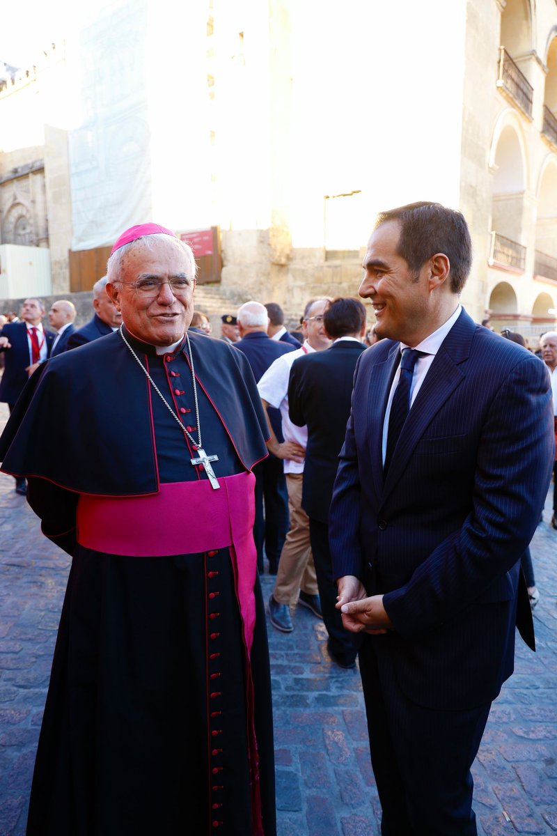 JusticiaJunta's tweet image. #Córdoba vive hoy un Magno #Viacrucis en el que 36 cofradías de la capital y la provincia. El consejero @ja_nietob asiste al desfile procesional en la Tribuna de autoridades.