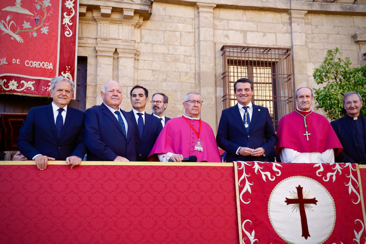 JusticiaJunta's tweet image. #Córdoba vive hoy un Magno #Viacrucis en el que 36 cofradías de la capital y la provincia. El consejero @ja_nietob asiste al desfile procesional en la Tribuna de autoridades.
