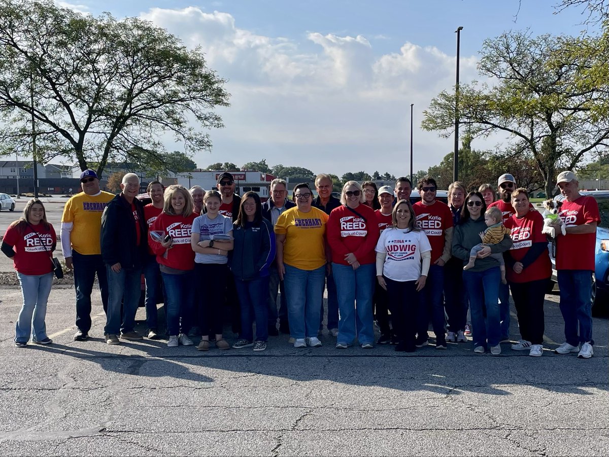 Spent a beautiful Saturday morning walking door-to-door in Barberton for a great team including Clerk of Court Katie Reed, Judge Diana Stevenson, Councilwoman Tayler Thompson and Council candidates Megann Eberhart and Tina Ludwig. 

🇺🇸 Bring down crime
🇺🇸 Fix the roads
🇺🇸 Protect