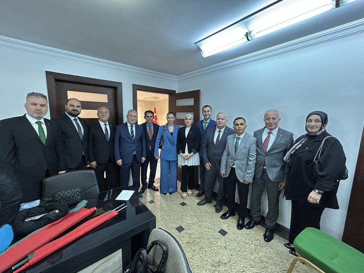 Bugün yeni Genel Merkezimizi Saadet ve Deva Partilerinin Genel Başkanları, Milletvekilleri, siyasi parti temsilcileri, gazeteciler, sivil toplum kuruluşları ve çok değerli Gelecek Partisi teşkilatları ile birlikte açtık. 

Bizleri bu güzel günde yalnız bırakmayan tüm Gelecek