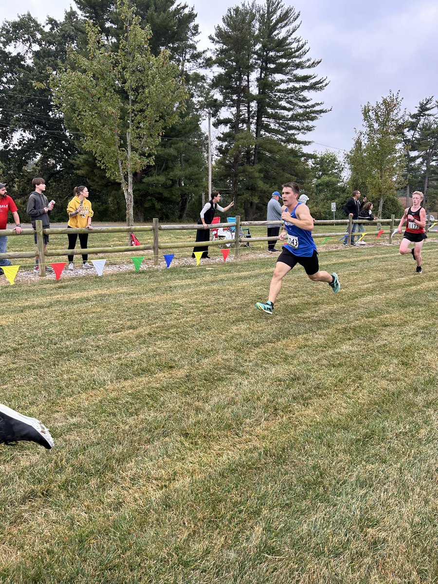 MarshfieldXC's tweet photo. Our first trip to the MO/IL Border War was a fun one! The weather was perfect for a race. Skylee Lamkey had a great race and came out in 11th place. Johnathan McGlynn also had a solid performance. 
#MIM @MarshfieldActi1 @MfieldMail @OzarkMntConf https://t.co/fqDTijyANZ