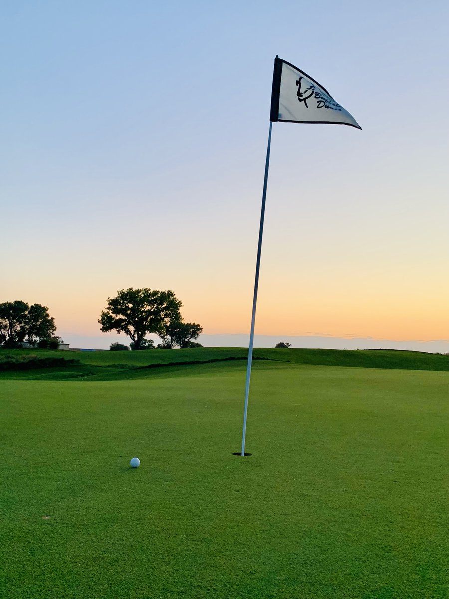BuffaloDunes's tweet image. Golden Hour at Buffalo Dunes 🌅
Where every round ends with a view like this. 🤩

#BuffaloDunes #GolfLife #SunsetGolf #KansasGolf