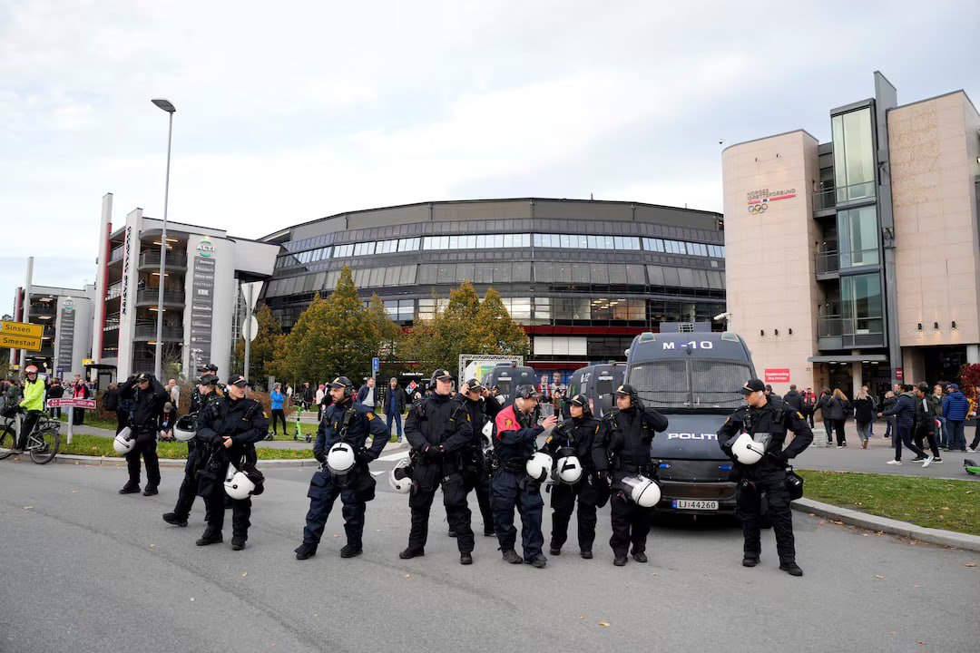 news_az's tweet image. ⚡#Protests in #Oslo ahead of Norway-Israel match

Mass pro-Palestinian protests took place in Oslo ahead of the World Cup qualifier between #Norway and #Israel. Hundreds of Palestinian supporters gathered outside the parliament building, many wearing Palestinian national team…
