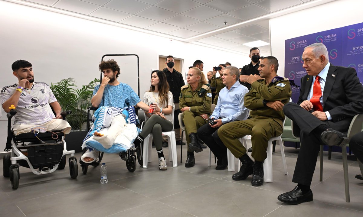 netanyahu's tweet image. לפני כניסת השבת הגעתי לשיבא-תל השומר כדי לבחון מקרוב את היערכות מערכת הבריאות לקראת קליטת אחינו ואחיותינו במבצע &quot;שבים לגבולם&quot;.

פגשתי את לוחמי צה&quot;ל שנפצעו במלחמה, גיבורים אמיתיים. אמרתי להם:
״אתם הצלתם את מדינת ישראל וזקפתם את קומתנו. אני נפעם מכוחות הרוח שאתם מפגינים – לשיקום…